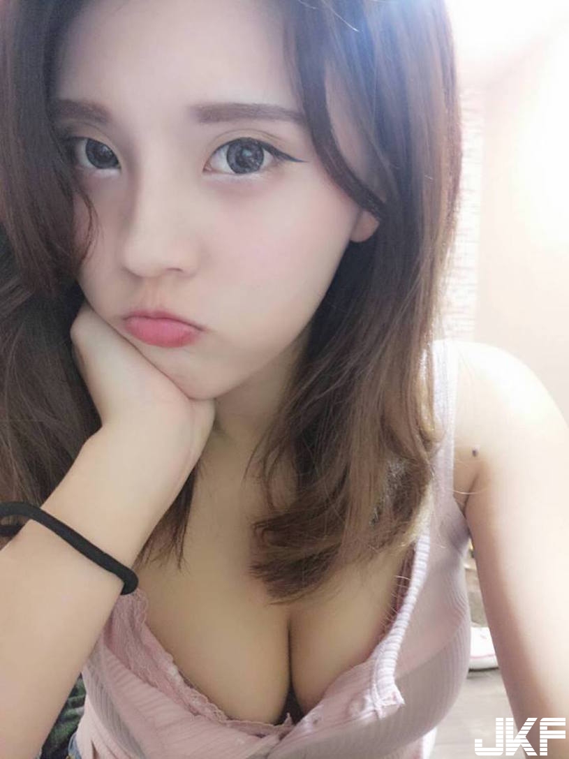 這溝深不見底呀！嫩妹紙「苡琍 &#8211; Hana」性感沒有極限，自拍照「雄偉深溝」太猛啦～