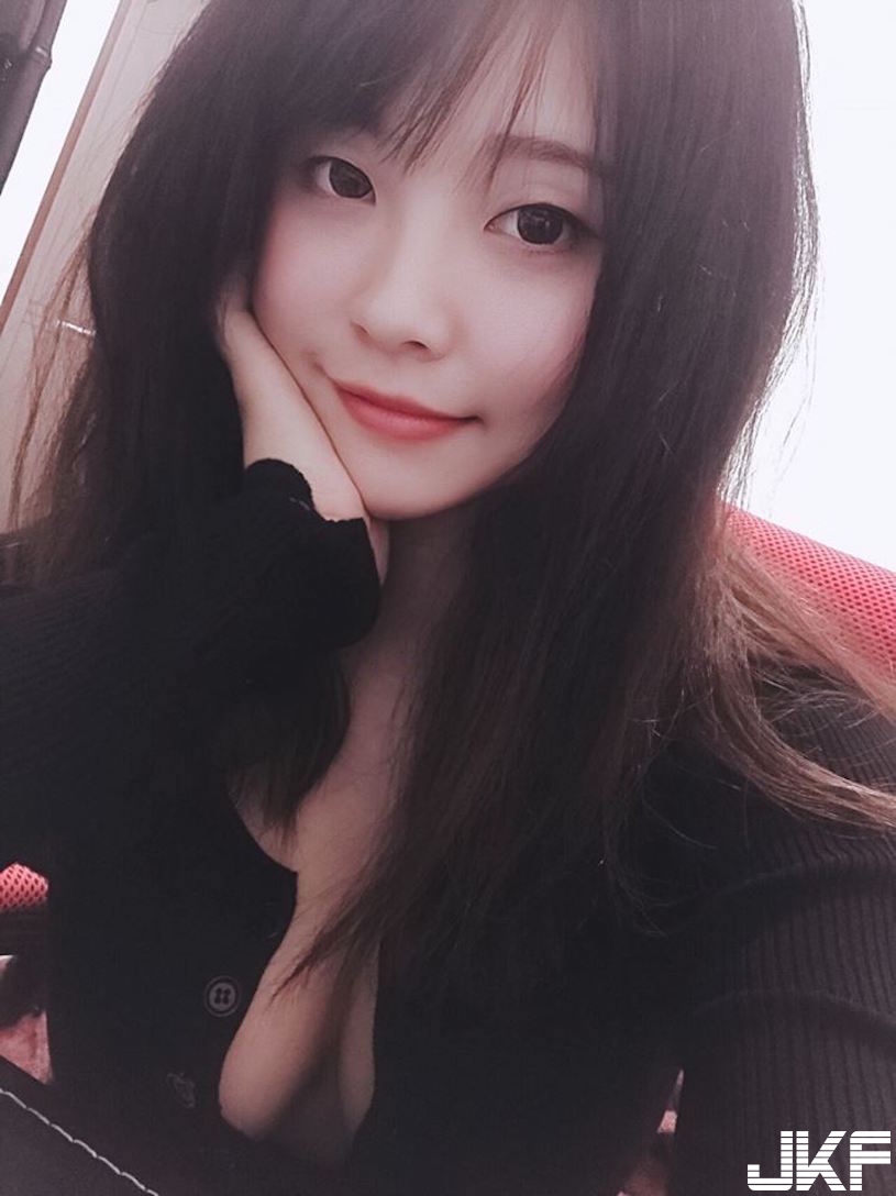 這溝深不見底呀！嫩妹紙「苡琍 &#8211; Hana」性感沒有極限，自拍照「雄偉深溝」太猛啦～