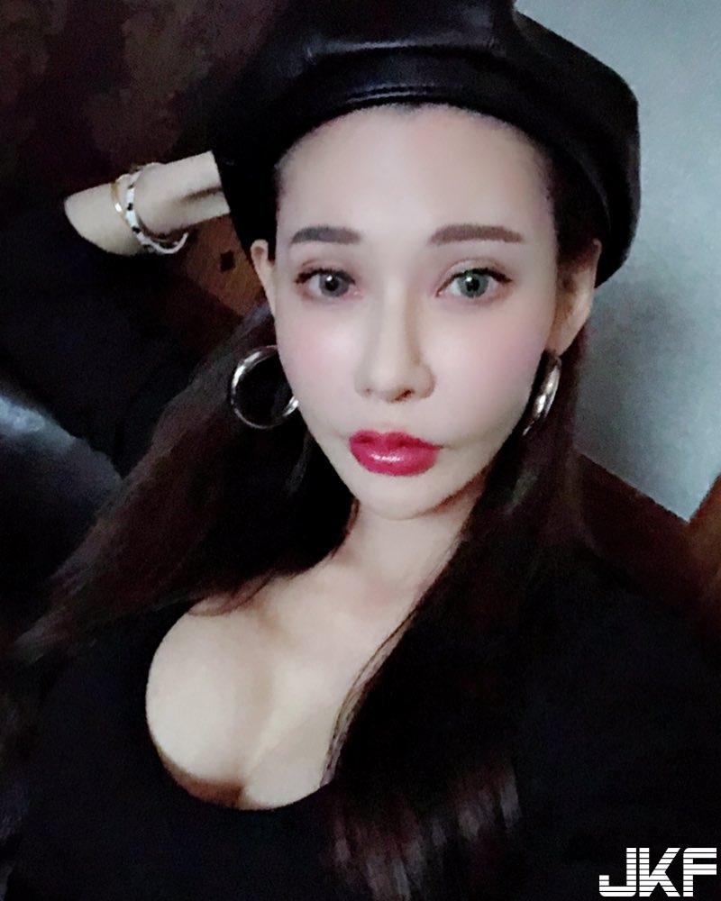 生日派對玩開了！「性感正妹」Mina與7個姊妹玩得越嗨衣服就越少，畫面也太刺激了