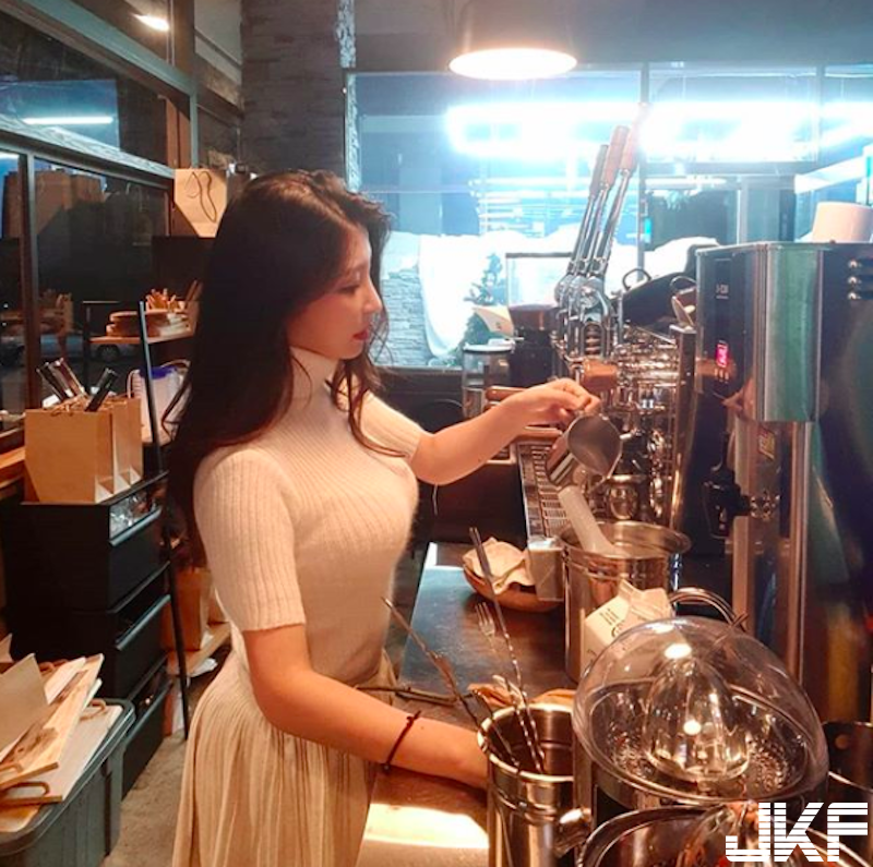 「咖啡正妹店員hyunseo」自備兩罐鮮奶？遠遠看都有奶香，下班換衣服後更猛啦～