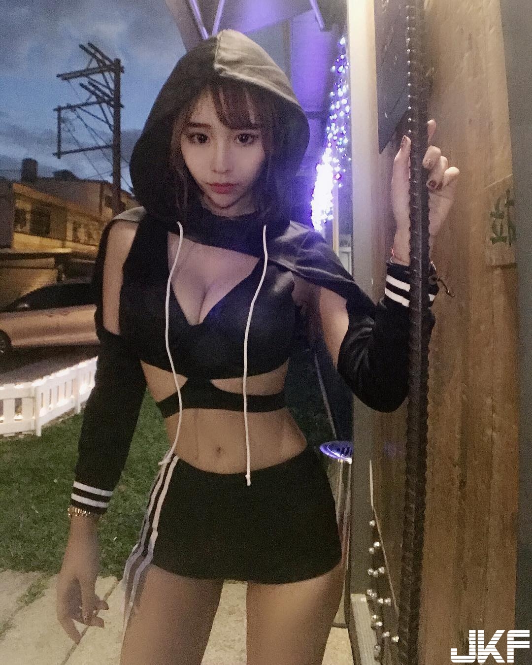 啦啦隊制服也太性感！「正妹直播主」黃媁媁的特製制服就是要讓她成為全場最辣
