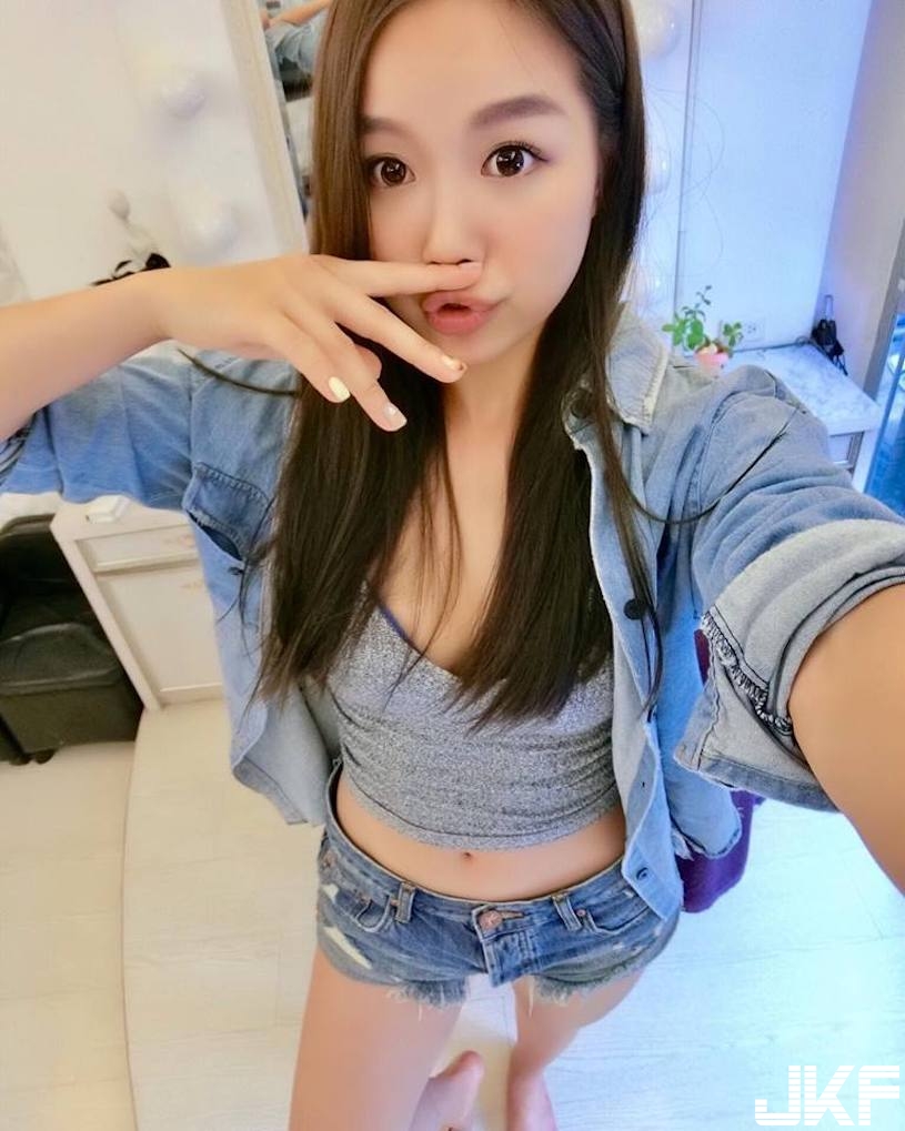 優質蜜大腿！正妹小薇「超棒身型」好有活力，結實腹部線條太完美了！