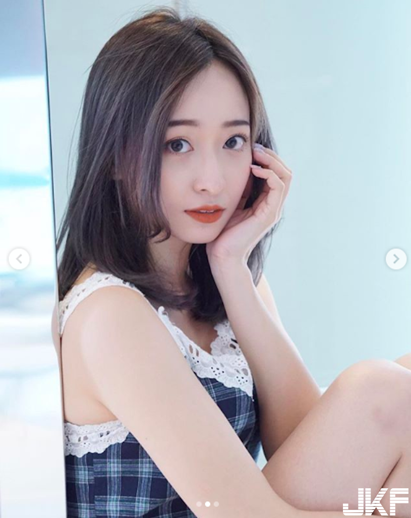 「Jasmine李艷馨」可愛虎牙讓人著迷，笑容甜美還有超白嫩雙腿！