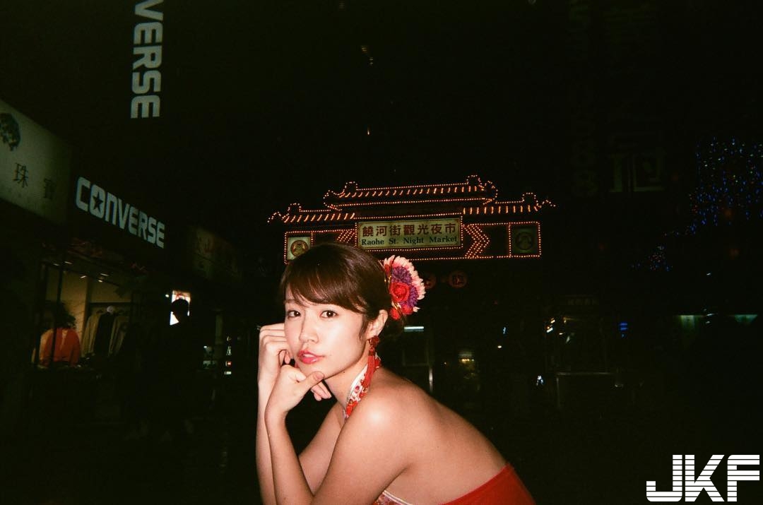 I奶寫真女星「菜乃花」新寫真集在台北街頭解放巨乳，清晨運動的阿伯差點心臟病發