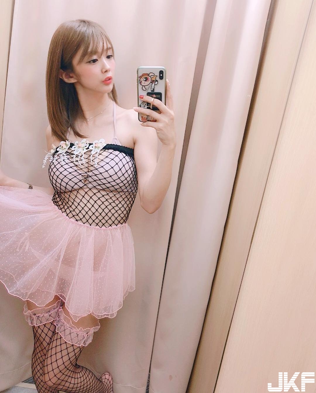 酒吧驚見超甜美服務生「三宿菜菜」　敞開的制服露出火辣身材！