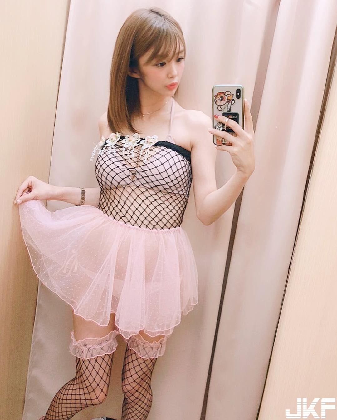 酒吧驚見超甜美服務生「三宿菜菜」　敞開的制服露出火辣身材！