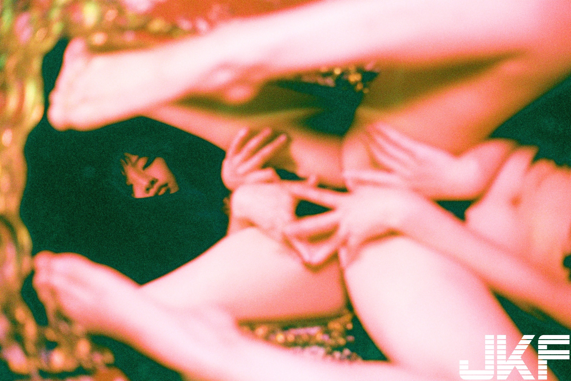 【捕鱼王】復古迷情！攝影師「Ralph Lai」迷茫光影下，用膠捲溫度創作出的迷幻女體藝術