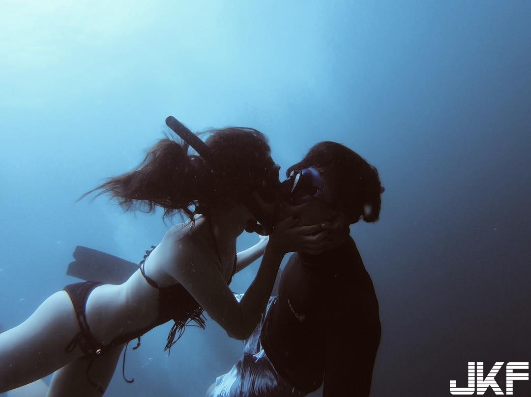 超陽光笑容讓你內心全球暖化！「海上正妹」德儀自由潛水的水下接吻也太浪漫了吧！