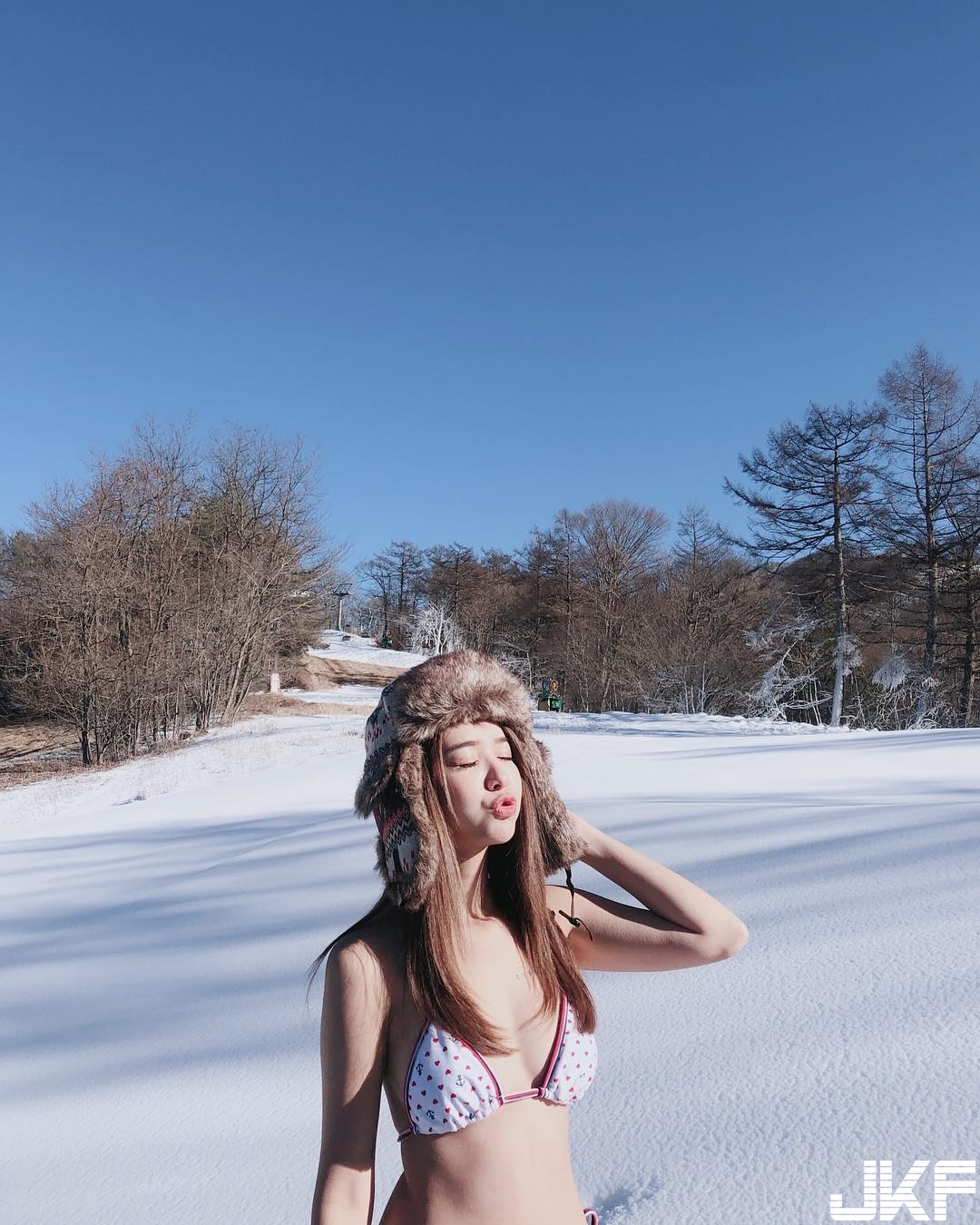 拍寫真也要挑戰極限！「小隻女孩」雅涵Kimi在雪地裡穿著比基尼，衝擊的反差美感