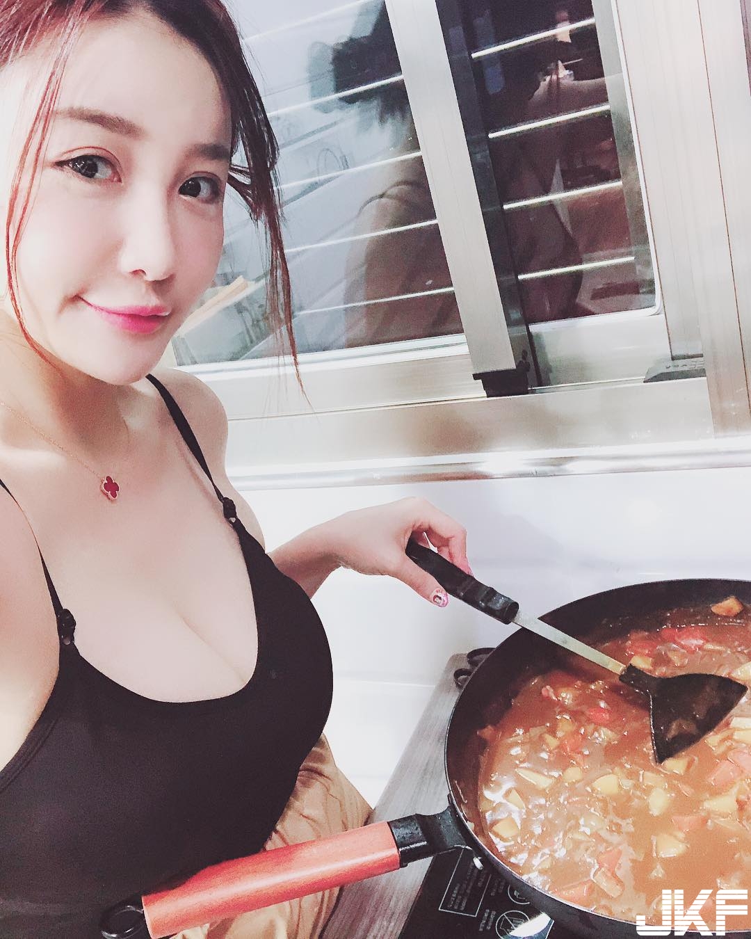 女神「李萱 Verna」化身性感小廚娘　只穿圍裙獻上深夜料理！