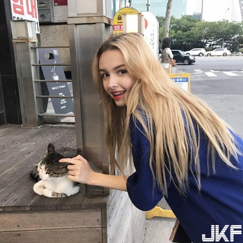 在韓生活的零加工外國妞「Elina」，精靈樣貌甜美聲線收穫百萬人次觀看～