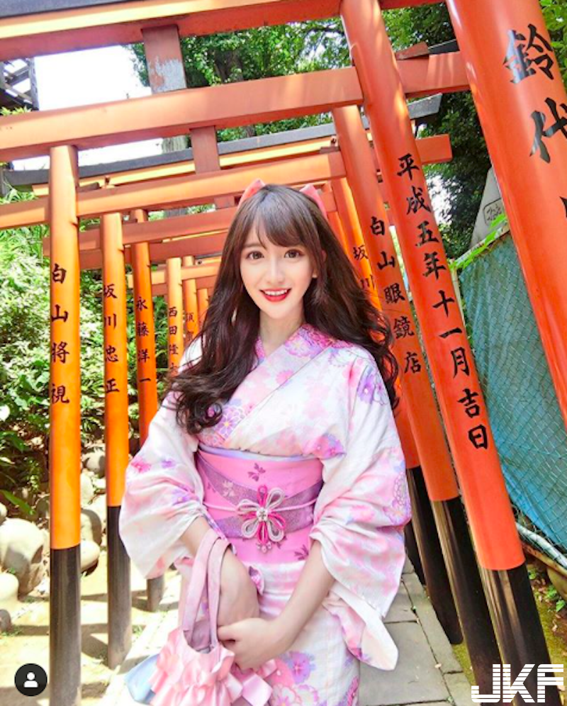 甜美新娘出沒！「白嫩美乳」婚紗包不住，度假換裝「比基尼」畫面更猛啦～