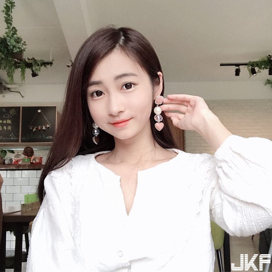 有朝陽就是正！「正妹親善大使」呂亭儀超氣質美妍搭配甜甜笑容，萌殺所有男大生