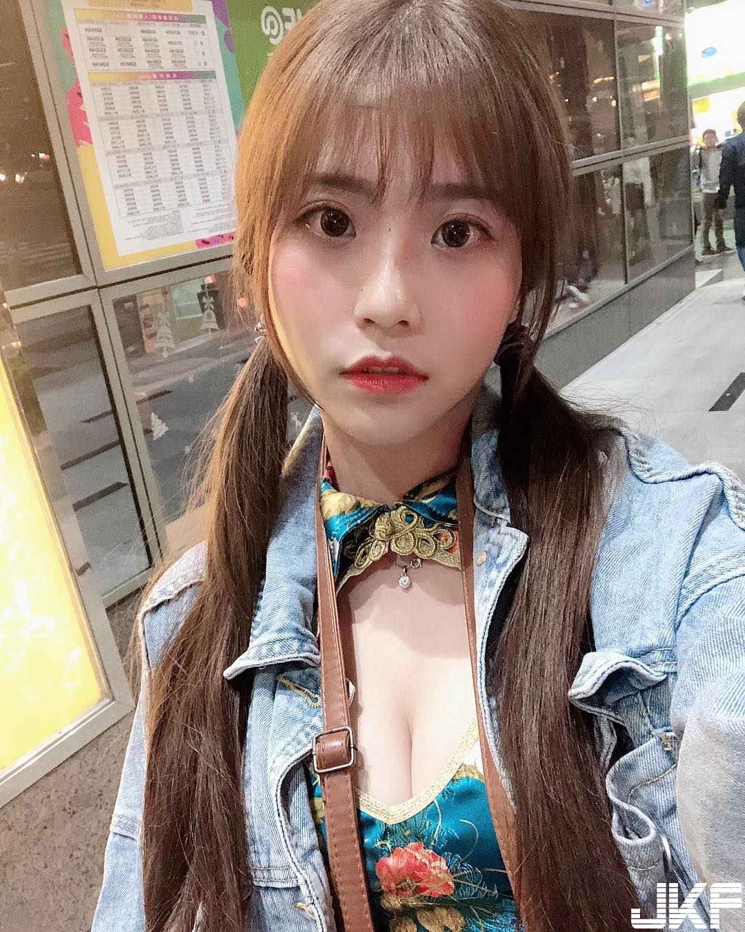 地板動作是這樣練的嗎？「正妹大學生」實況主李花為了練舞在床上挑戰極限姿勢