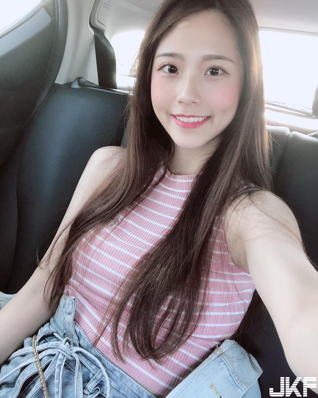 地板動作是這樣練的嗎？「正妹大學生」實況主李花為了練舞在床上挑戰極限姿勢