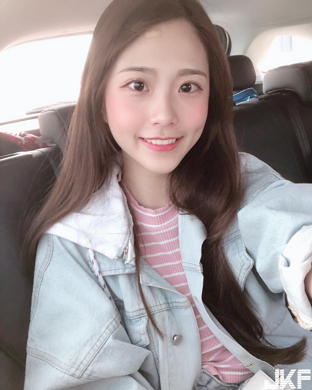 地板動作是這樣練的嗎？「正妹大學生」實況主李花為了練舞在床上挑戰極限姿勢