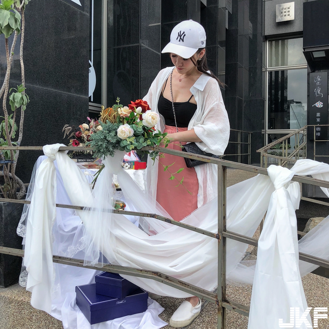 正妹花店老闆娘艾琳IRENE「爆乳婚佈」　連爬山也帶著長輩一起出門！