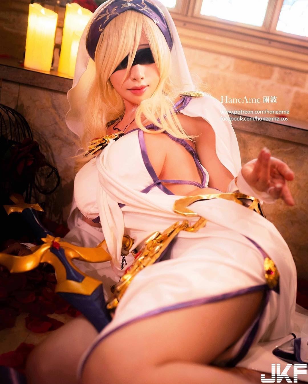 哥布林殺手也能神還原？「巨乳Coser」雨波側面簍空服，完美還原色氣破錶的劍之聖女！