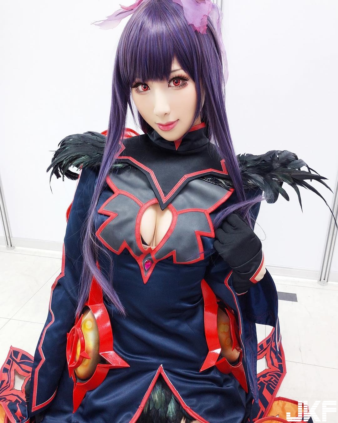 哥布林殺手也能神還原？「巨乳Coser」雨波側面簍空服，完美還原色氣破錶的劍之聖女！