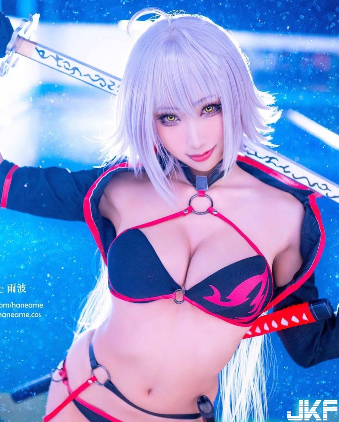 哥布林殺手也能神還原？「巨乳Coser」雨波側面簍空服，完美還原色氣破錶的劍之聖女！