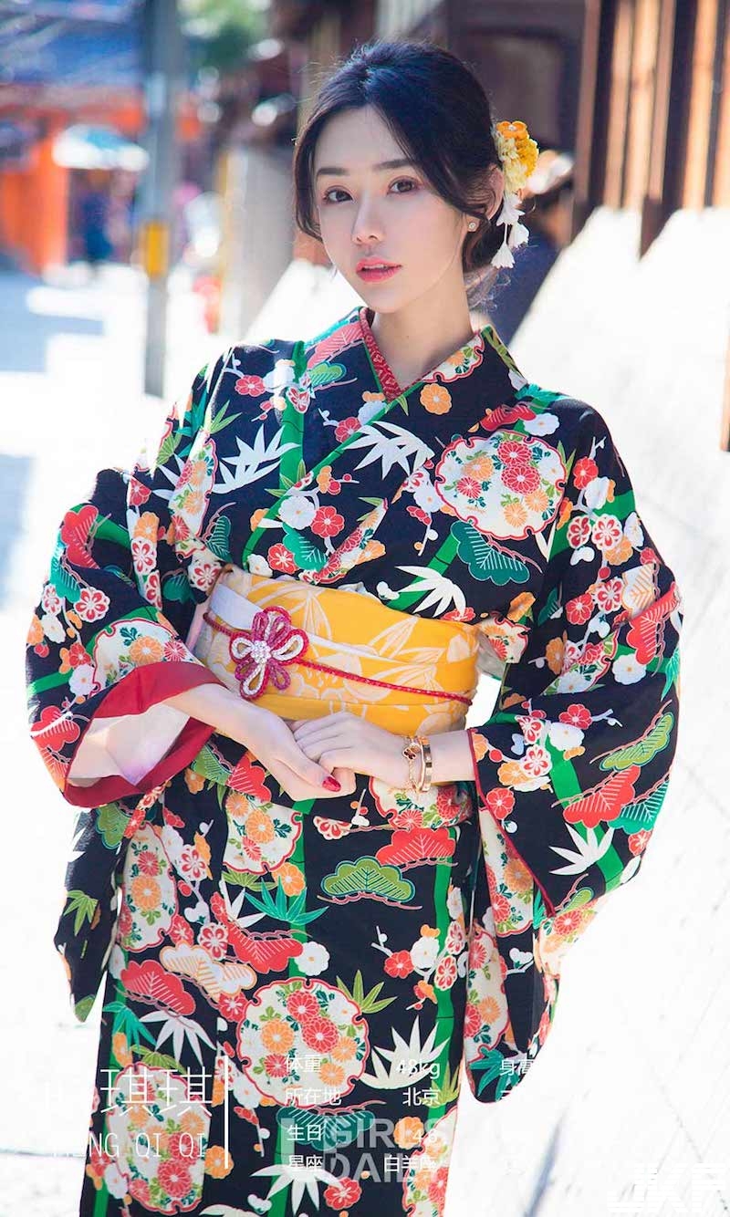 日本旅拍果然色氣滿滿！精靈姐妹花和服下「白嫩肉體」偷偷放送～