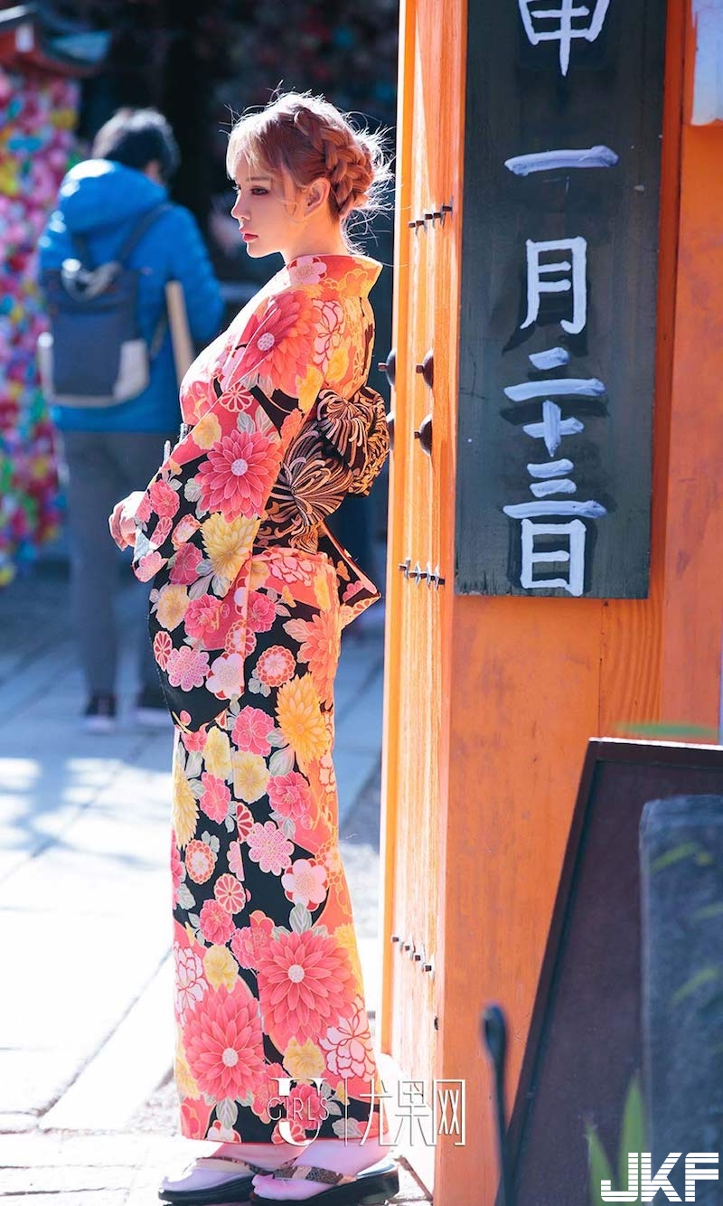 日本旅拍果然色氣滿滿！精靈姐妹花和服下「白嫩肉體」偷偷放送～