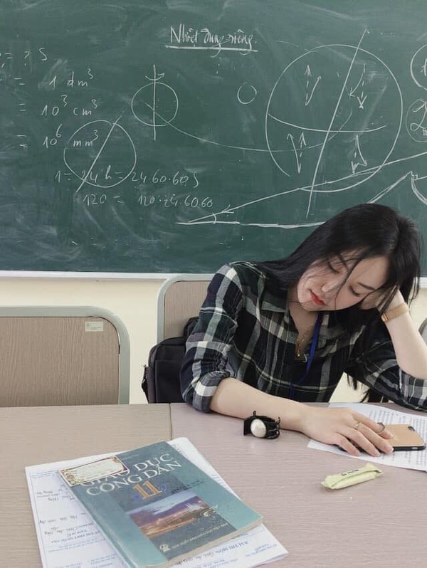 【蜗牛扑克】燃起數學魂！超正女老師「Lê Tuyết Mai」打瞌睡被偷拍，睡照太美讓網友求上課！