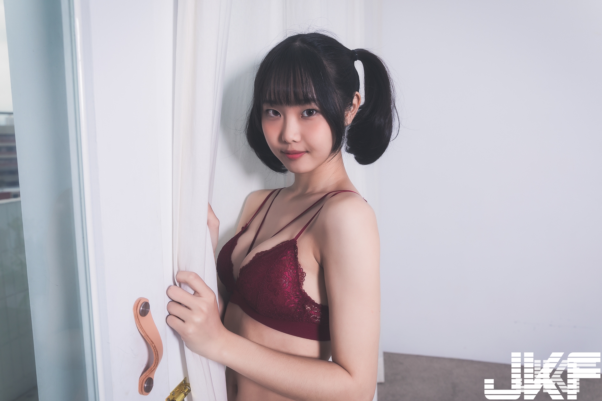 香甜草莓季！　童顏美乳「Domo林忻」渾圓包不住的豐碩果實等待收成♡