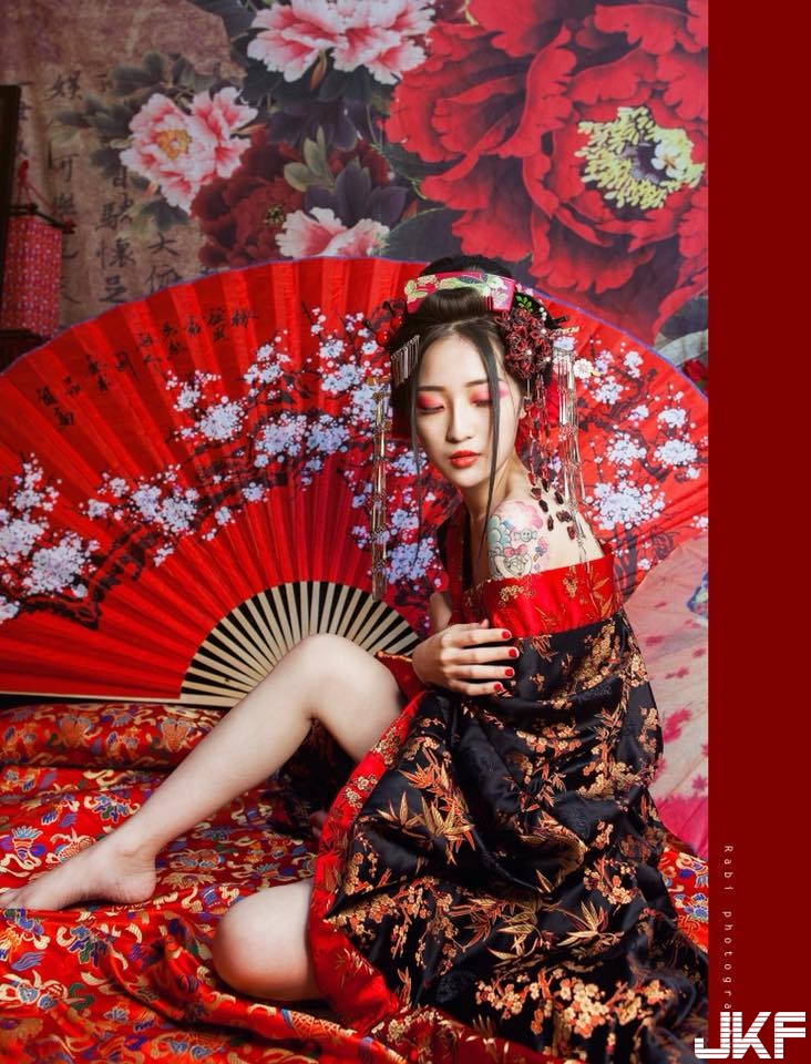 D奶「刺青妹菇菇」娜美身材超不科學　厭世眼神讓人想調教了