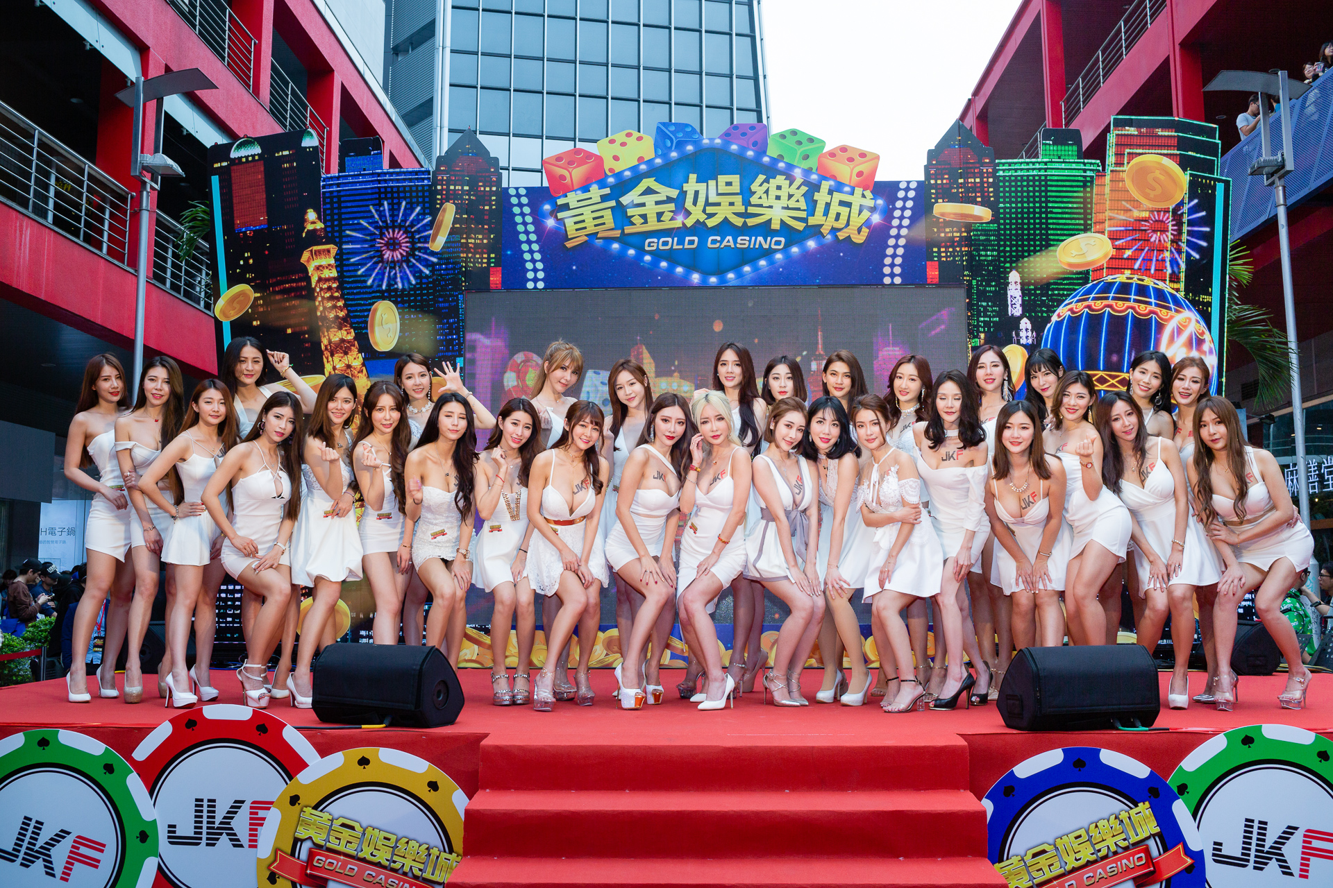 手遊《黃金娛樂城》代言人鄒兆龍攜40位JKF女郎盛大站台　民眾擠爆現場！