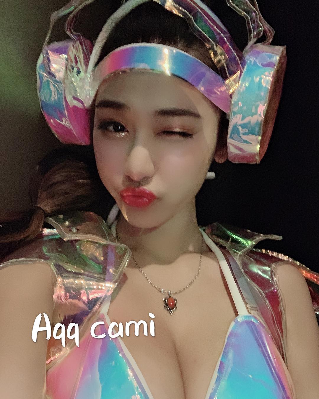 衣櫃裡面怎麼有正妹？「Aqq cami」性感睡衣躲衣櫃　S形曲線太誘惑！