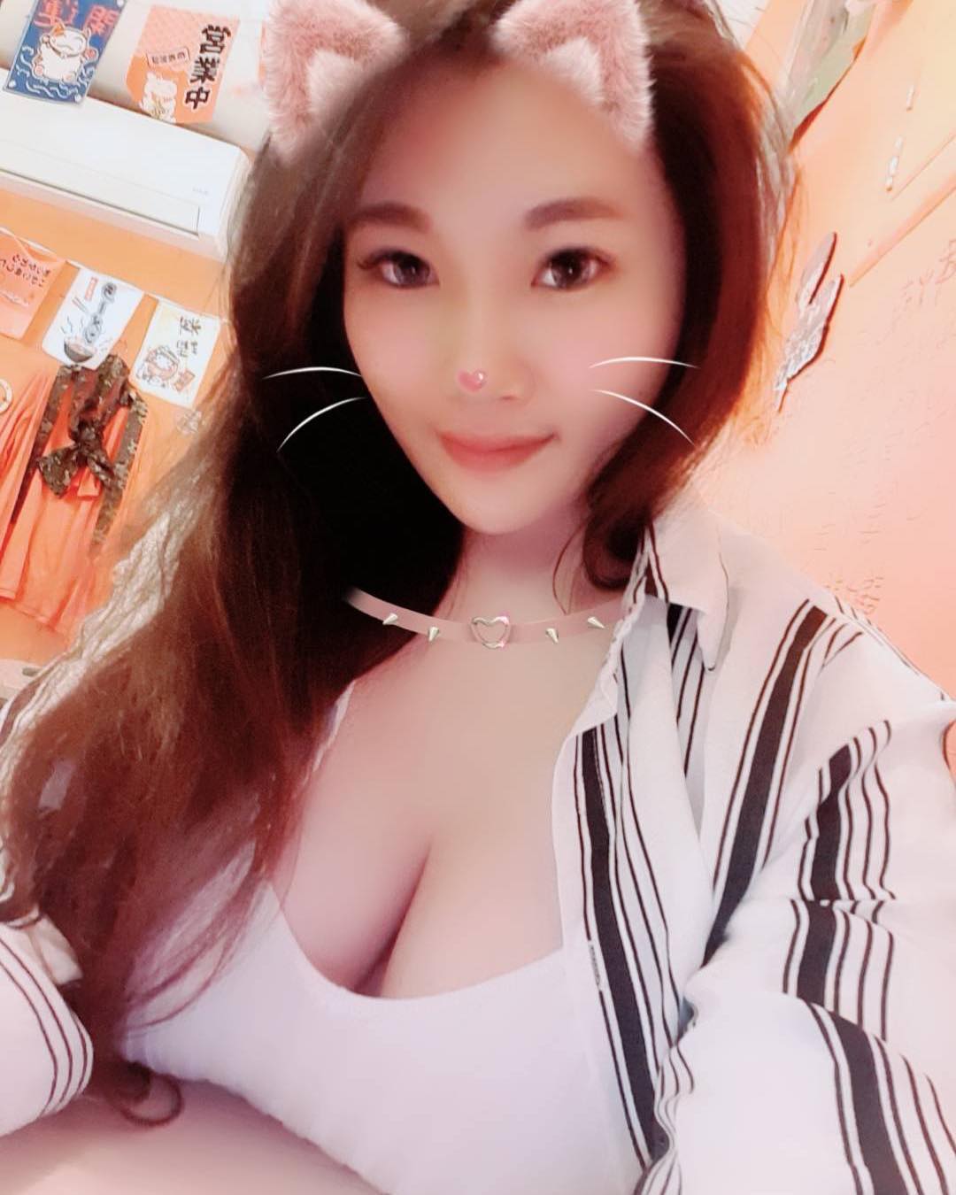 把內衣穿到爆開！巨乳妹子「女朋友」專賣催情水　她的身材才是最催情！