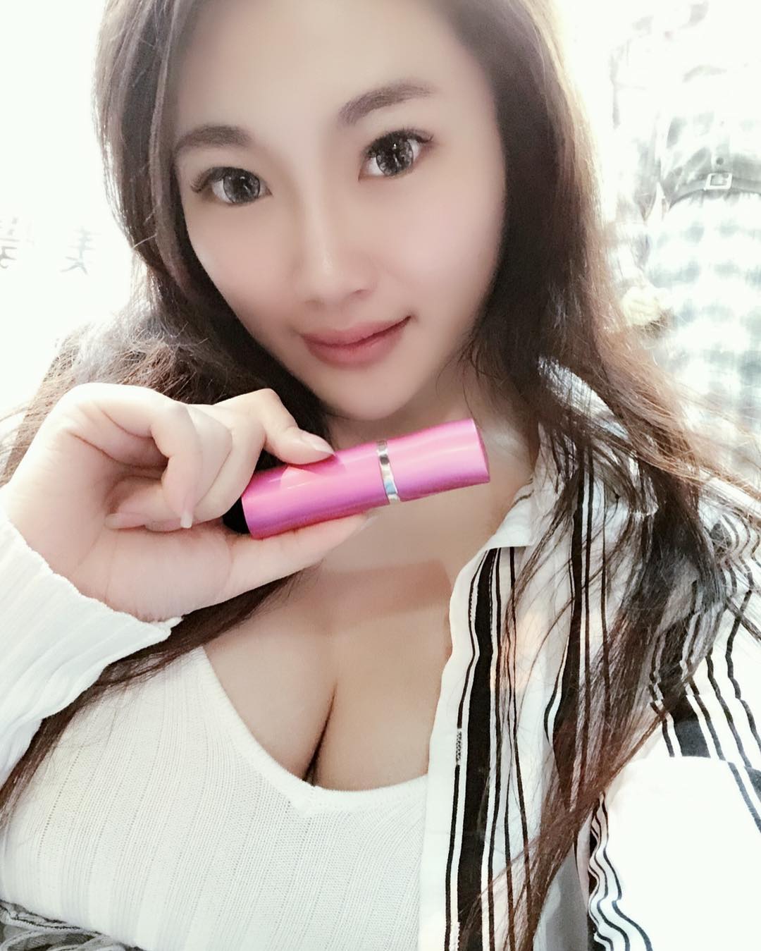 把內衣穿到爆開！巨乳妹子「女朋友」專賣催情水　她的身材才是最催情！