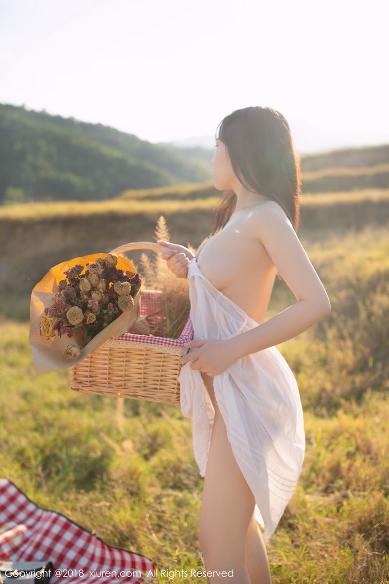 女友去野餐不穿衣！薄紗下「鮮美肉體」呼之欲出，喝個水把奶都淋濕啦！