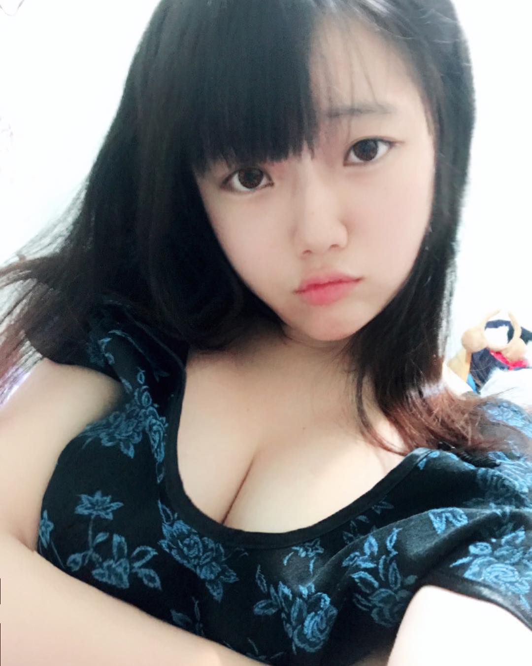 日系極萌宅宅少女「願願yuan」爆乳吃雞　手把都快被壓壞啦！