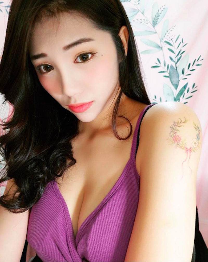 甜美人氣直播主「艾森Eisen」 工作空檔玩大亂鬥手忙腳亂也好可愛！