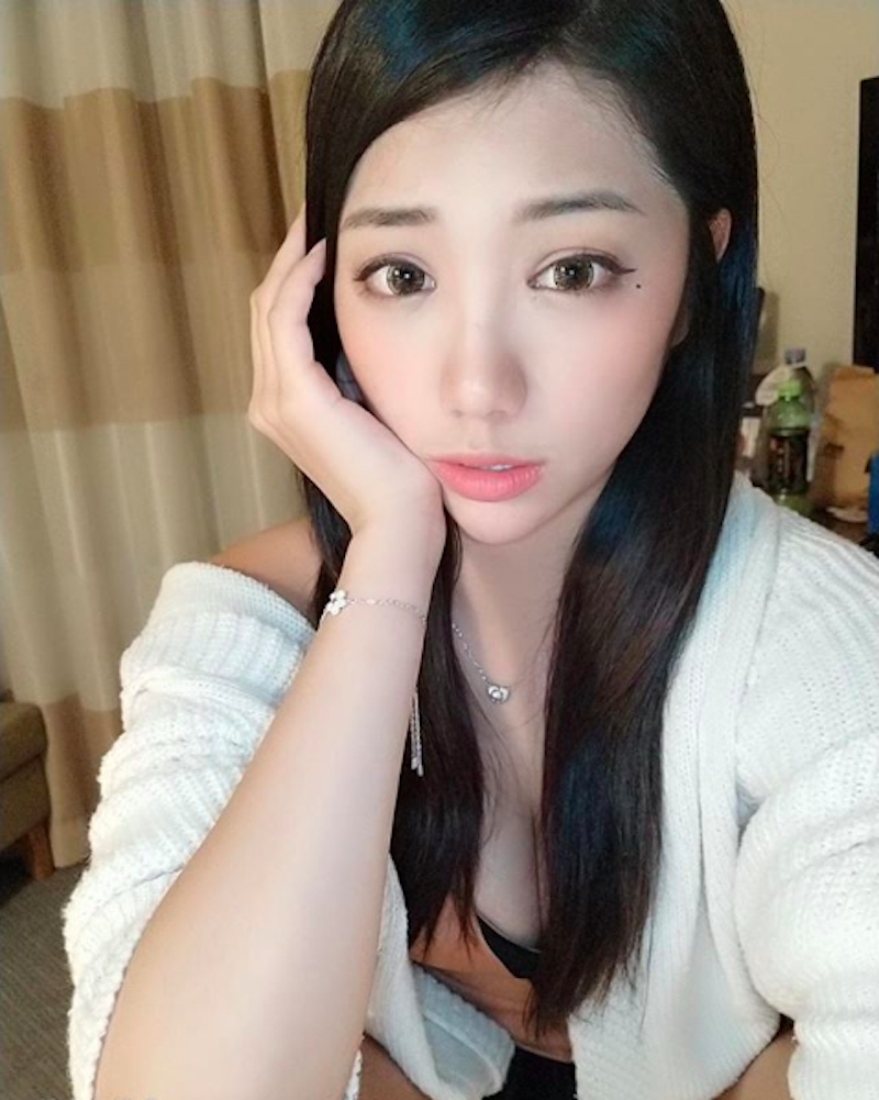 甜美人氣直播主「艾森Eisen」 工作空檔玩大亂鬥手忙腳亂也好可愛！