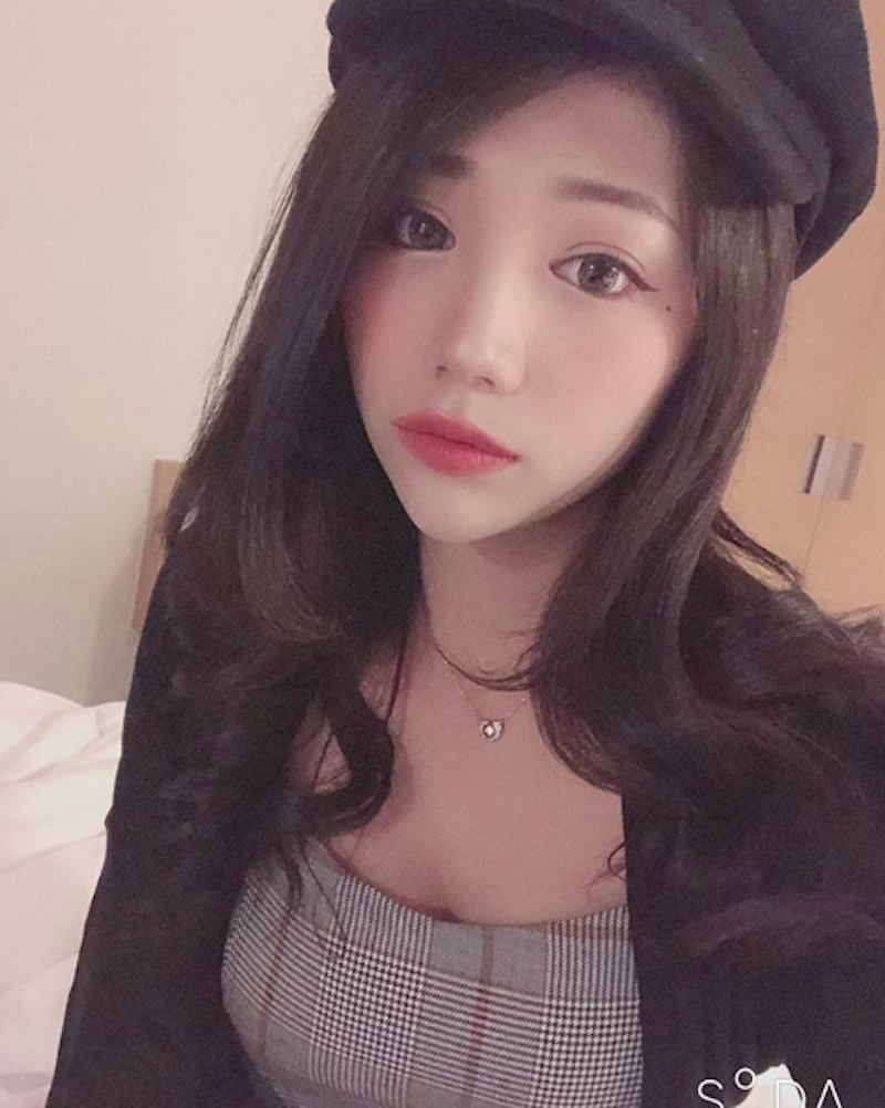 甜美人氣直播主「艾森Eisen」 工作空檔玩大亂鬥手忙腳亂也好可愛！