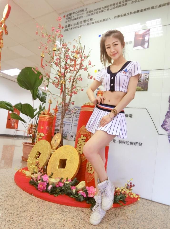 一上台就開撩！超伏特Dancer「愛莉薇AilyWei」舞動美體姿態火辣，電得台下無人倖免！