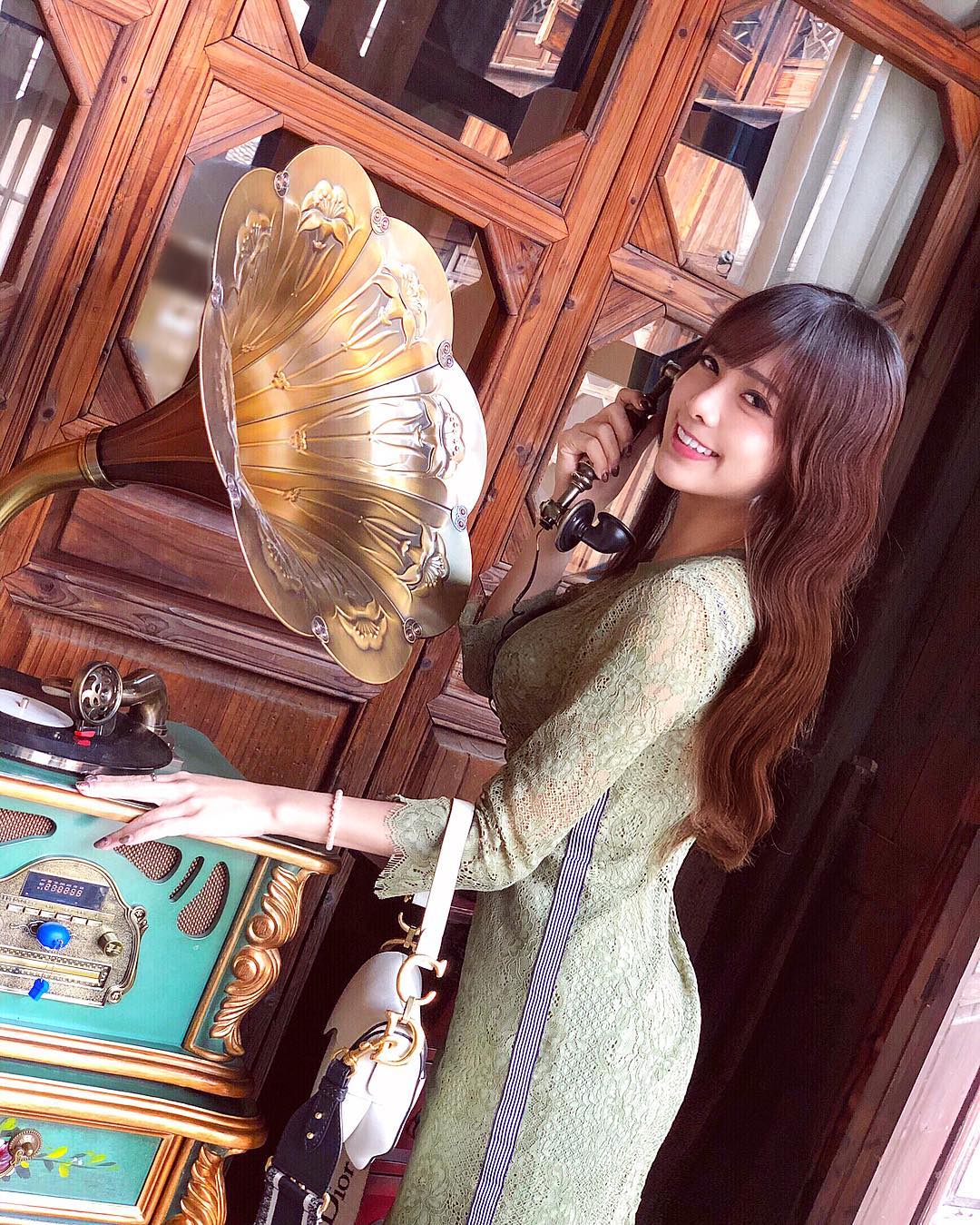 甜美女友系女孩「Iris霍萱」穿越了　貼身旗袍展現完美身材曲線