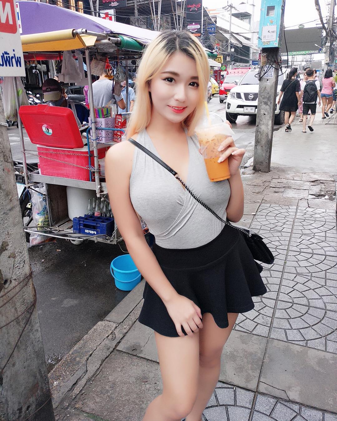 【6upoker】大馬巨乳妹「貝貝」在香港街頭極限露出　綁帶上衣太犯規！