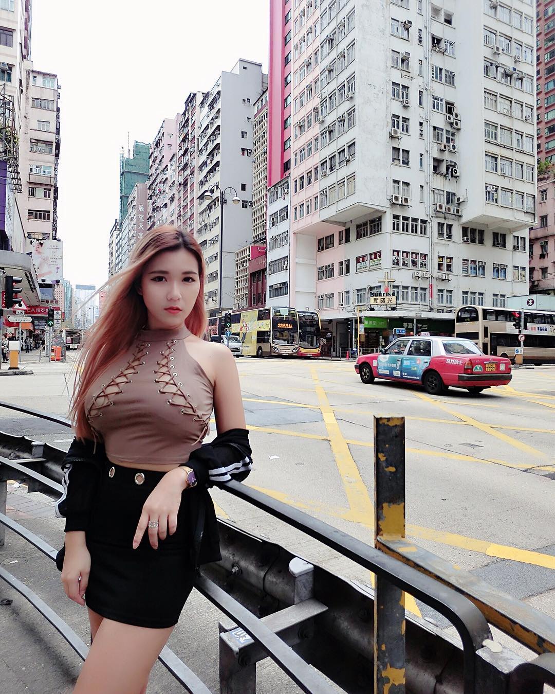 【6upoker】大馬巨乳妹「貝貝」在香港街頭極限露出　綁帶上衣太犯規！