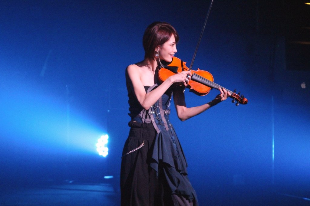 告白之夜太夢幻！小提琴女神「Ayasa」白皙甜美連才華都逆天，視覺和聽覺同時享受！