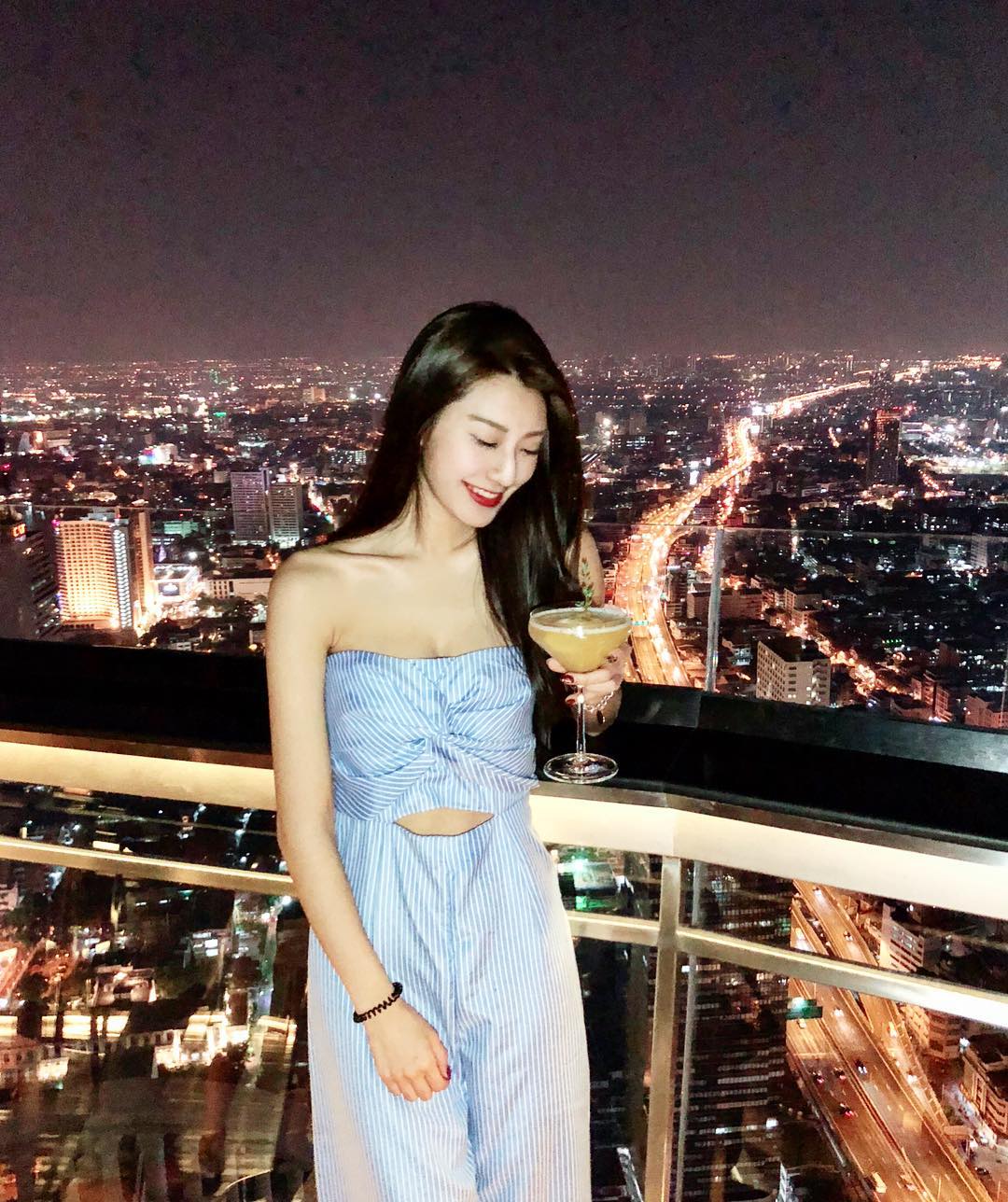 白浪淘淘而來啊！文化校花「Annber」美腿逼人連雪乳也發功，讓人不敢直視的女神光！