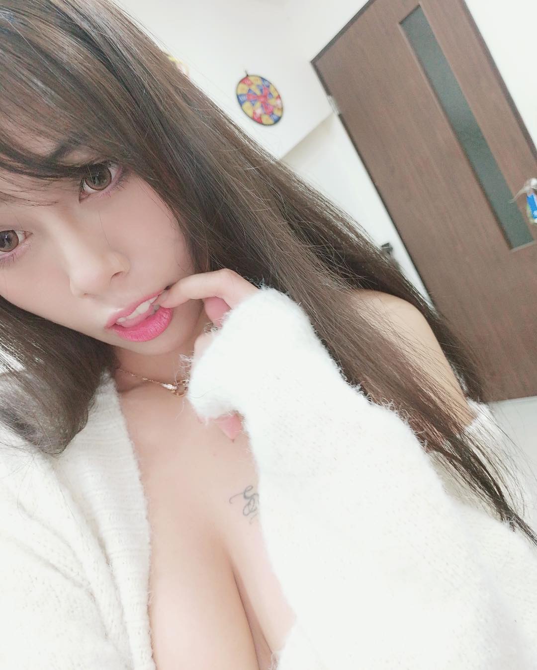 昏睡「捷運爆乳妹」胸前刺青超搶眼　網友暴動「釣出本尊」回應了！