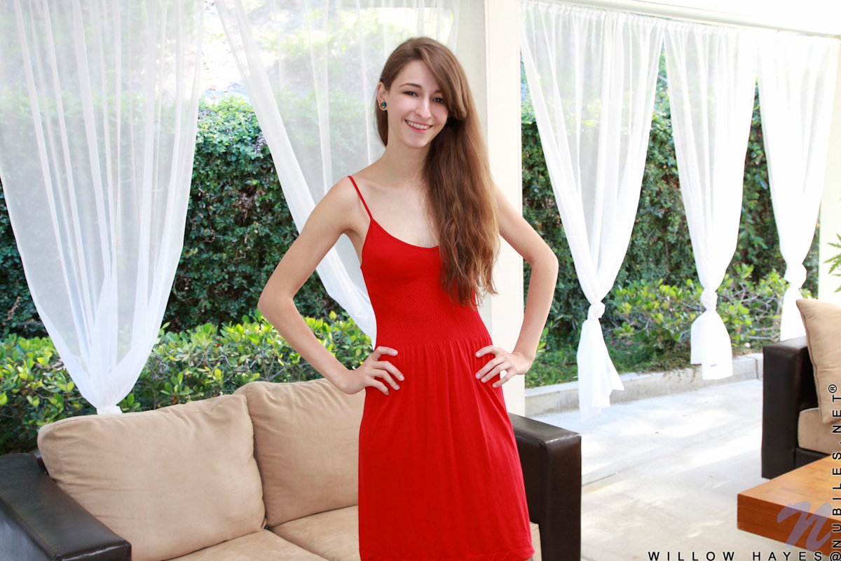 Slim college girl Willow Hayes peels off red dress to model naked in stockings - 貼圖 - 歐美寫真 -