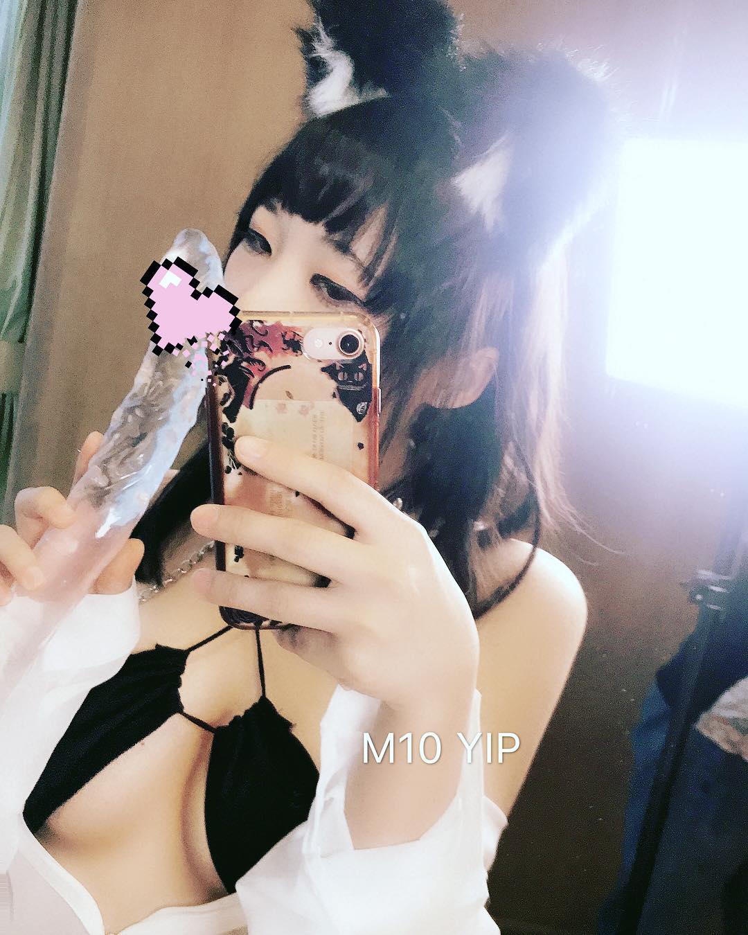 エロ中毒女孩也玩具中毒了！「夜晚好夥伴」夾在奶中間太犯規