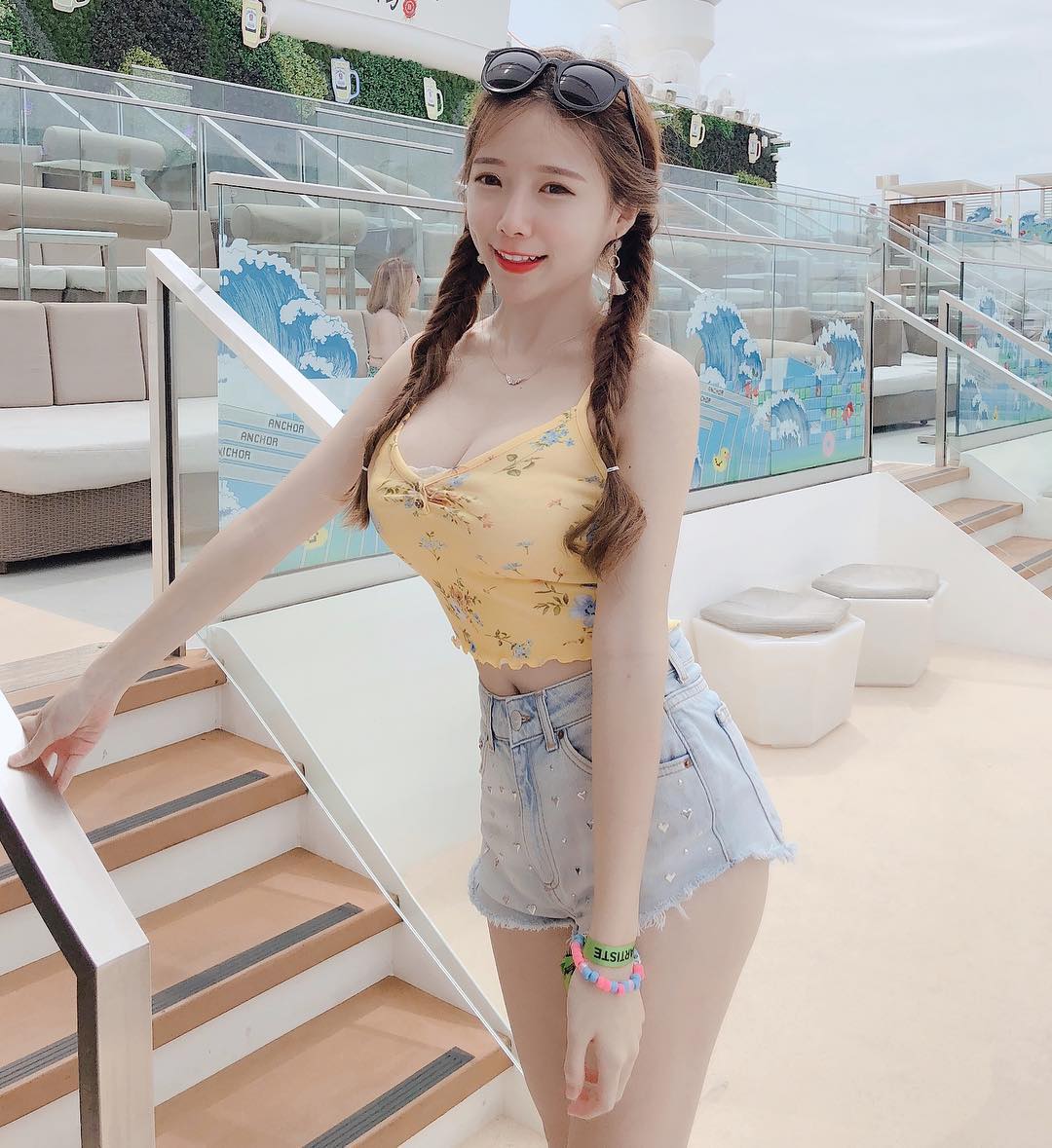 新加坡火辣女DJ「藍星蕾 Amber」胸前不科學腫脹　比基尼都快包覆不住了！