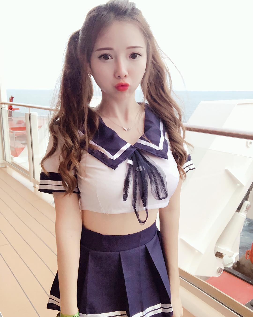 新加坡火辣女DJ「藍星蕾 Amber」胸前不科學腫脹　比基尼都快包覆不住了！