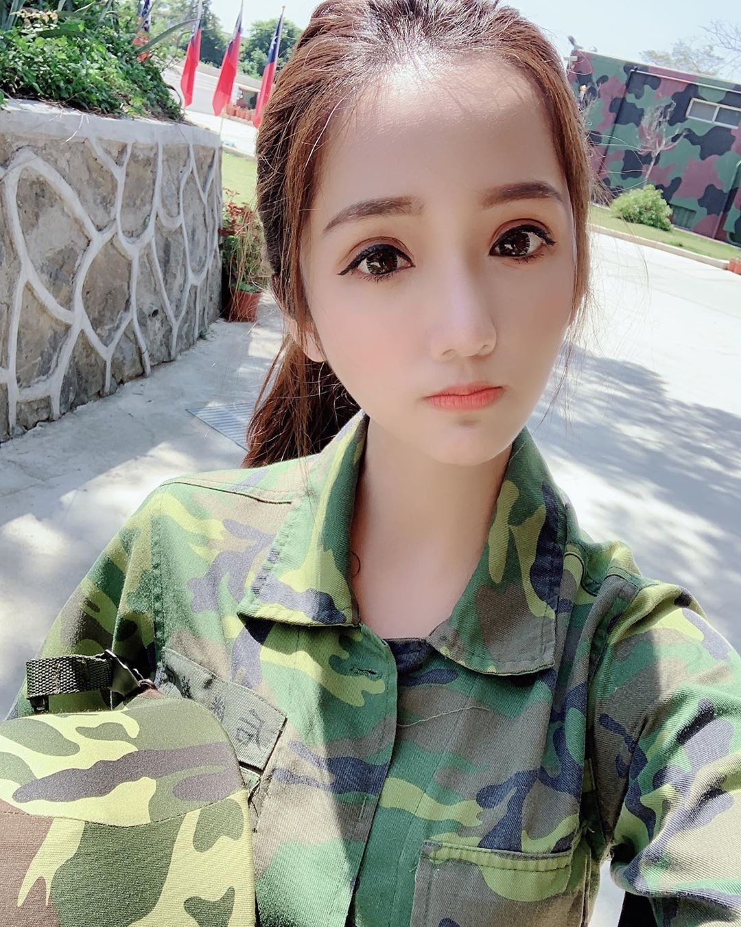 甜美女兵報到！正妹「Go Go」軍服底下隱藏著火辣好身材　彎腰就呼之欲出